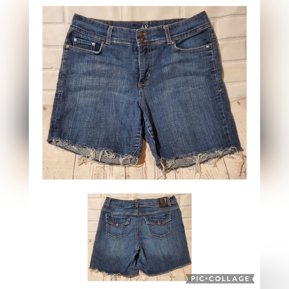 Womens Shorts - Picture 3 of 9